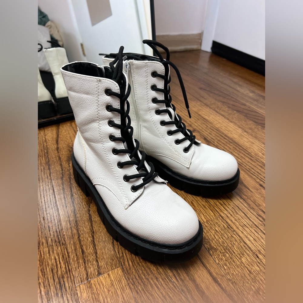 Mix N 6 combat boots with zipper size 7